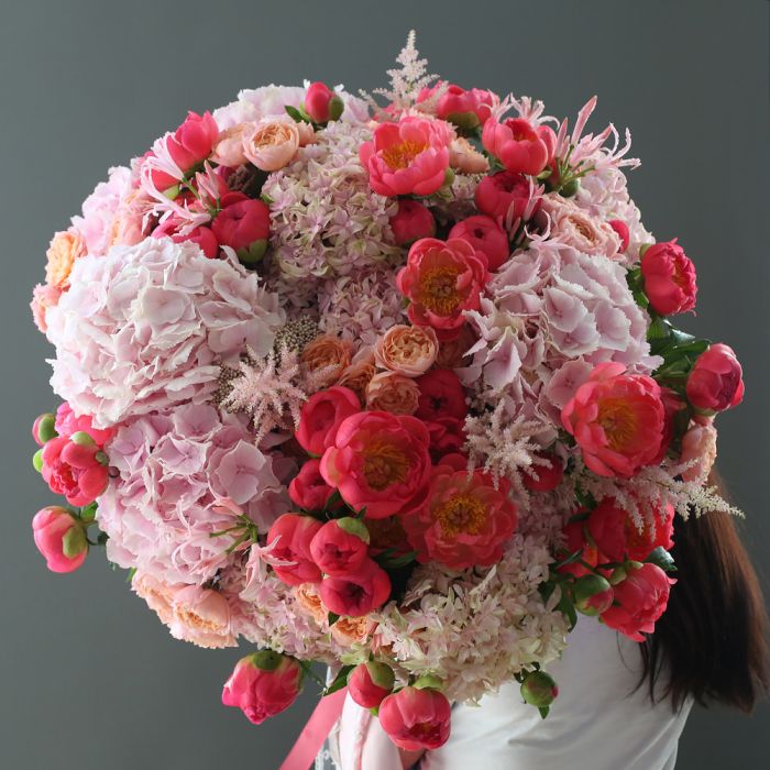 Очень большой букет пионов и гортензий ― Мята